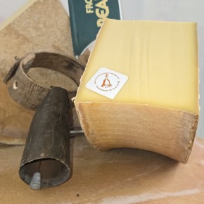 Meule de Beaufort d’été AOP coupée, avec cloche savoyarde, présentée par La Cloche du Fromager 2