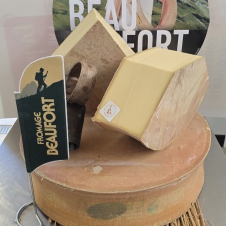 Meule de Beaufort d’été AOP coupée, avec cloche savoyarde, présentée par La Cloche du Fromager Meule de Beaufort d’été AOP coupée, avec cloche savoyarde, présentée par La Cloche du Fromager